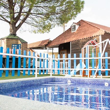 Bungalow Perotonar Ideal Para Familia Con Ninos La Puebla de Cazalla Exterior photo